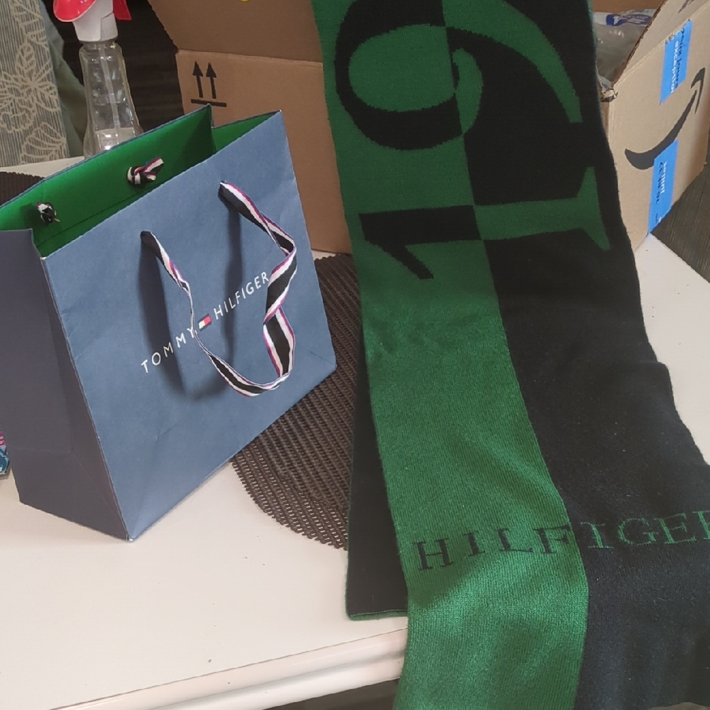 Tommy Hilfiger Black and Green Acrylic Scarf